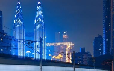 维拉后卫解围失误，努涅斯单刀球面对门将凌空抽射被扑出